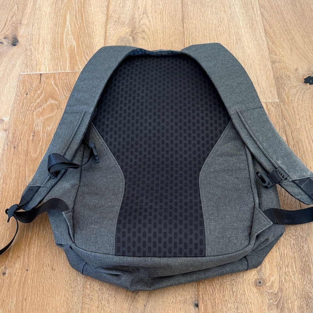 Lululemon Gray Backpack - Picture 4 of 4